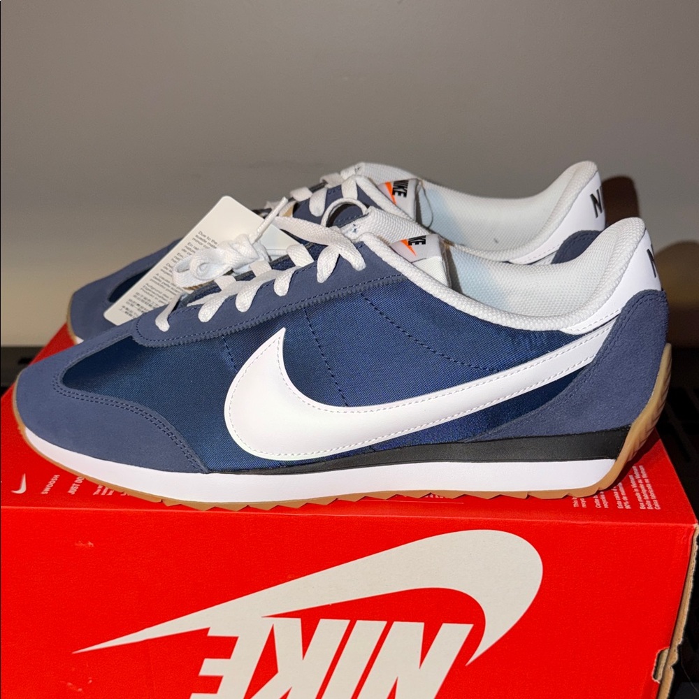 Nike Women's Navy Blue and White Low-Top Sneakers